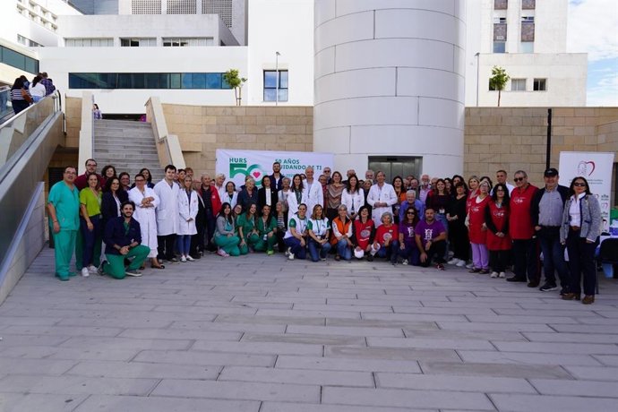 Foto de familia con motivo de la Feria de la Salud del Hospital Reina Sofía.