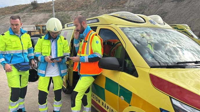 Sanitarios del Summa 112 tras un accidente laboral en Villa de Vallecas
