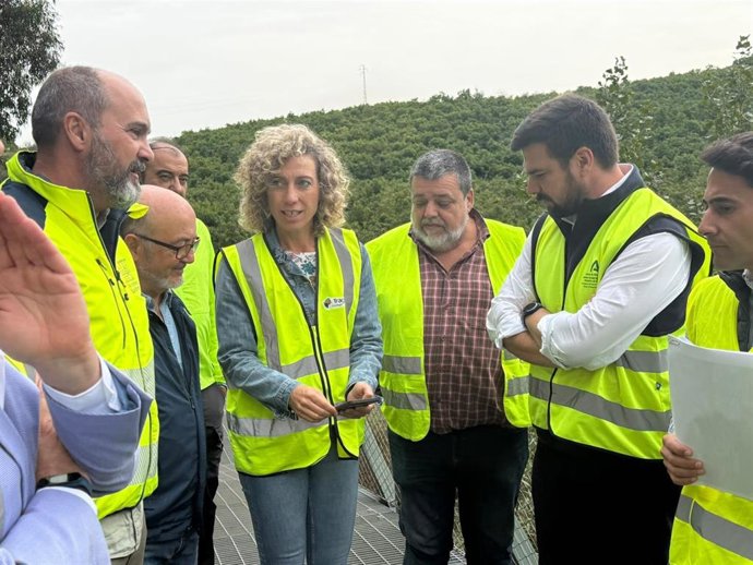 El delegado territorial de Agricultura, Pesca, Agua y Desarrollo Rural, Francisco Moreno, viendo los trabajos de emergencia en el cauce del río Palmones.