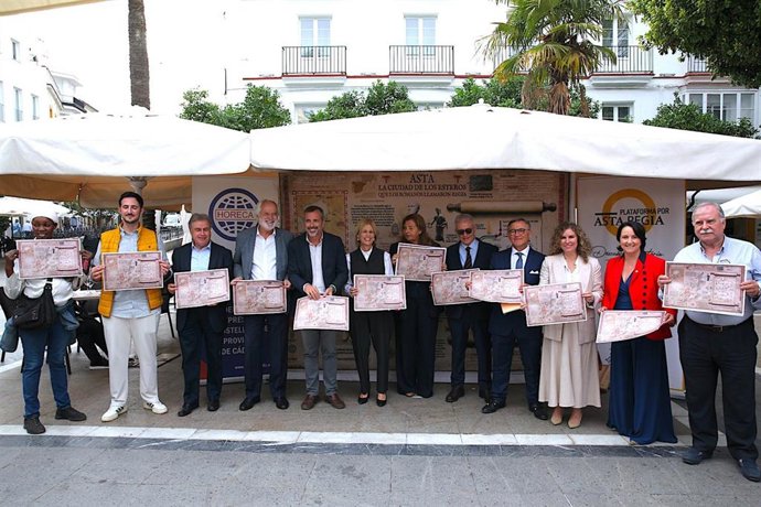 La alcaldesa de Jerez de la Frontera (Cádiz), María José García-Pelayo, junyo a representantes de Horeca y la Asociación por Asta Regia en la presentación de una campaña en bares y restaurantes.