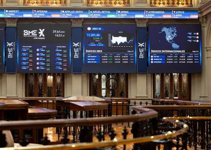 Archivo - Un panel del Ibex 35, en el Palacio de la Bolsa.