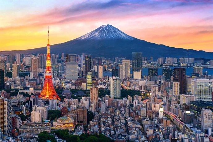 Archivo - Vista aérea del paisaje urbano de Tokio con el monte Fuji al fondo, en Japón.