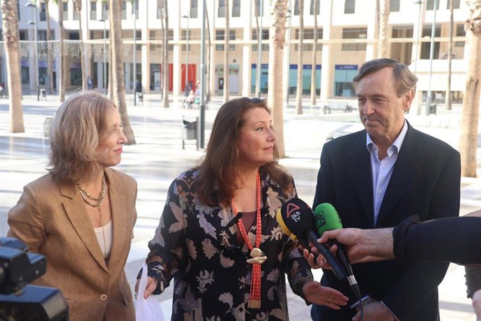 La cabeza de lista del PP de Almería al Congreso de los Diputados, Carmen Crespo, junto al candidato Rafael Hernando y la alcaldesa de El Ejido, Julia Ibáñez.