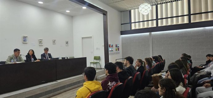 Manuel Reina interviene en el IES La Fuensanta, observado por Carmen García y Diego Copé.