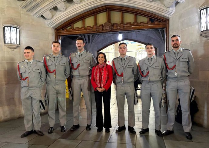 La ministra de Defensa junto a los seis cadetes españoles en la Academia Militar de West Point en Estados Unidos, a 27 de octubre de 2026.