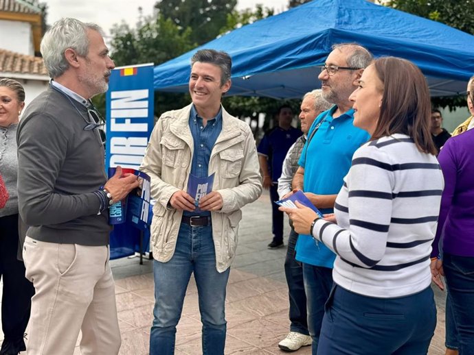 Los candidatos del PP de Granada al Congreso, Jorge Saavedra y Lourdes Ramírez, acompañados por el alcalde de Órgiva, Raúl Orellana, han participado en una mesa informativa para trasladar a los vecinos de este municipio las propuestas del partido.