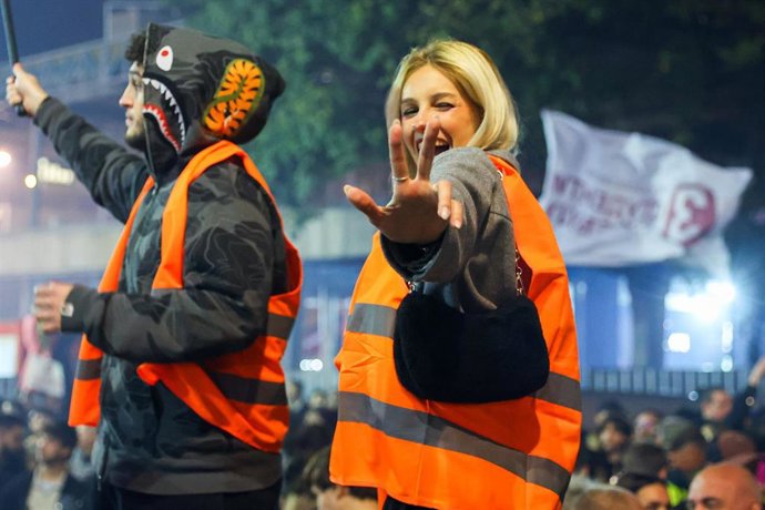 Estudiantes serbios se reúnen en Belgrado para celebrar su victoria en las elecciones 