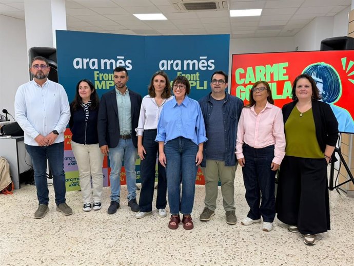 La cabeza de lista de la coalición Ara Més-Front Ampli, Carme Gomila, junto con el resto de candidatos.
