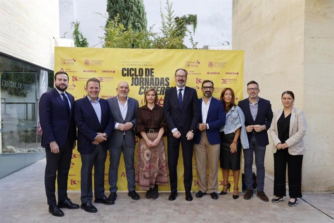 Foto de familia antes de la inauguración del ciclio 'Comercio 360'.