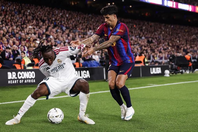 Yan Diomande y Joao Cancelo en el Clásico entre FC Barcelona y Real Madrid en el Spotify Camp Nou