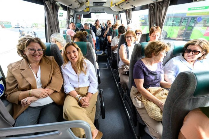 La alcaldesa de Buenavista, Eva García, y la presidenta del Cabildo de Tenerife, Rosa Dávila, en un micro de Titsa
