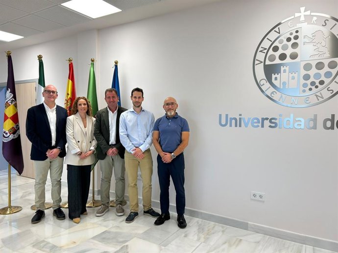Responsables del Área de Gestión Sanitaria Nordeste y de la Universidad de Jaén.