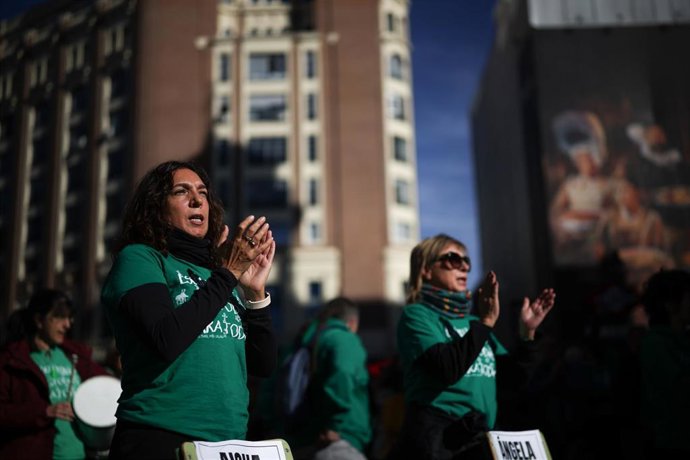 Profesores en huelga durante la instalación performativa ‘Aulas Llenas. Sillas Vacías’, en la Plaza de Callao, a 26 de octubre de 2026, en Madrid (España). La instalación bajo el lema ‘Aulas Llenas. Sillas Vacías. Ningún alumno debería quedarse atrás por 