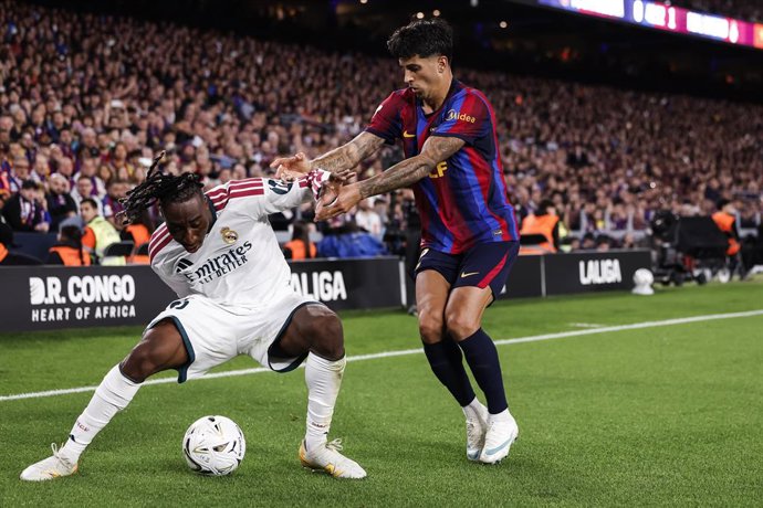 Yan Diomande, do Real Madrid CF, e João Cancelo, do FC Barcelona, disputam a bola durante a partida de futebol da Liga Espanhola, LaLiga EA Sports, entre o FC Barcelona e o Real Madrid CF, no Spotify Camp Nou, em 25 de outubro de 2026, em Barcelona, Espan