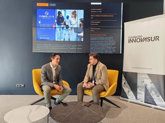 Luis García Millán y José María Ruiz en el encuentro sobre el proyecto CyberHER II.
