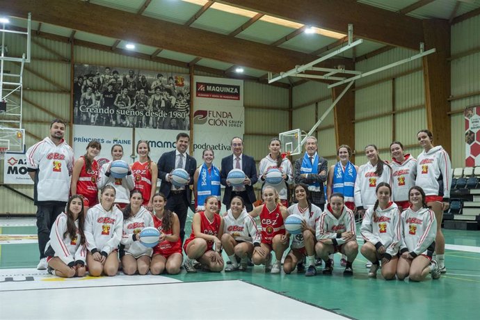Endesa inaugura en Zaragoza la tercera sala de estudios de Basket Girlz para que jóvenes compaginen deporte y estudios.