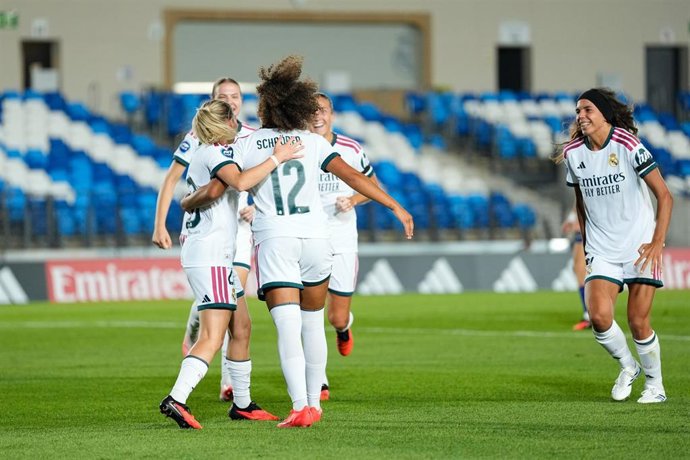 Archivo - Las jugadoras del Real Madrid celebran un gol 