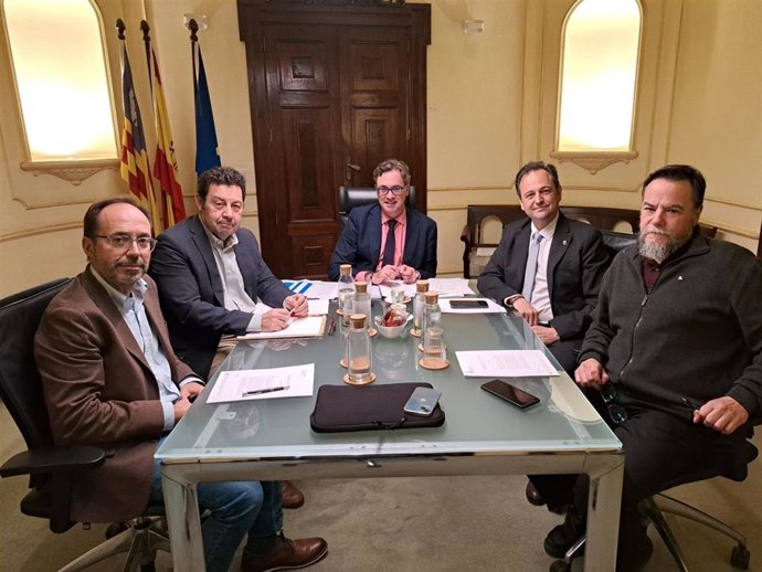 El vicepresidente y conseller de Economía, Hacienda e Innovación, Antoni Costa, con los diputados de Més per Menorca, UP y sa Unió para explicarles el techo de gasto de 2027.