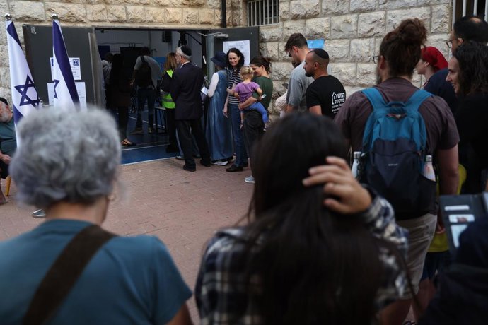 27 October 2026, ---, Jerusalem: People line up at a polling station in West Jerusalem during Israel's legislative election. Photo: Saeed Qaq/JNA via ZUMA Press Wire/dpa