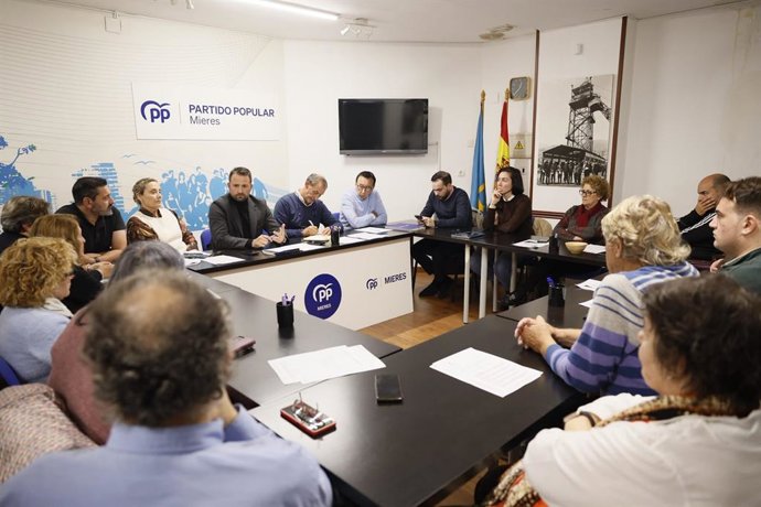 El presidente del Partido Popular de Asturias preside la reunión de la Junta Local del PP en Mieres