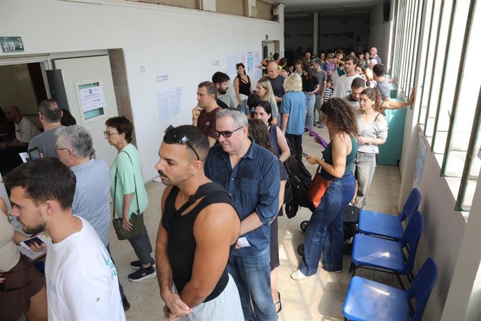 Votantes israelíes hacen cola para depositar su papeleta en Tel Aviv, a 27 de octubre de 2026 