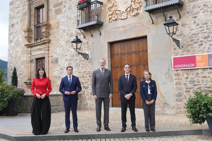 Rey Felipe VI visita las instalaciones de Mondragon