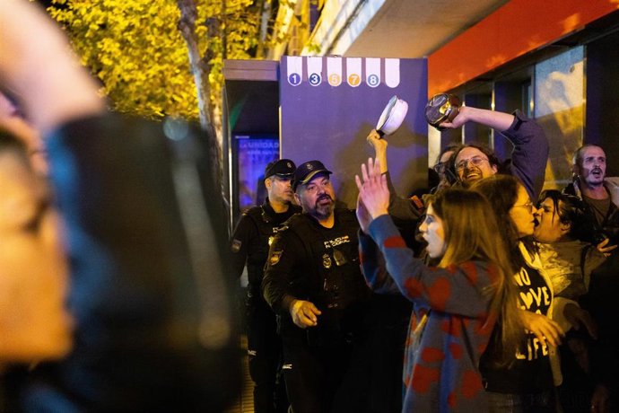 Protesta convocada en Zamora en coincidencia con un acto político del candidato de Vox a la Presidencia del Gobierno, Santiago Abascal.