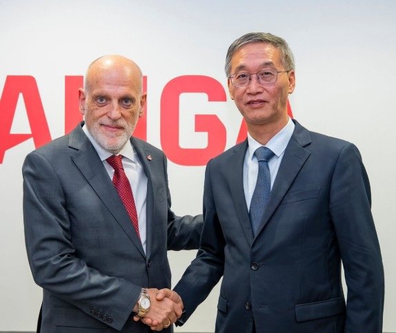 O presidente da LaLiga, Javier Tebas, e o embaixador da China na Espanha, Yao Jing