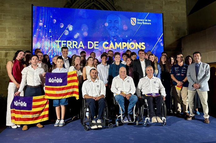 La presidenta del Govern, Marga Prohens, con los deportistas homenajeados en el acto 'Terra de campions'.