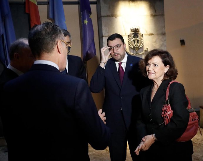 Adrián Barbón, junto a Carmen Calvo