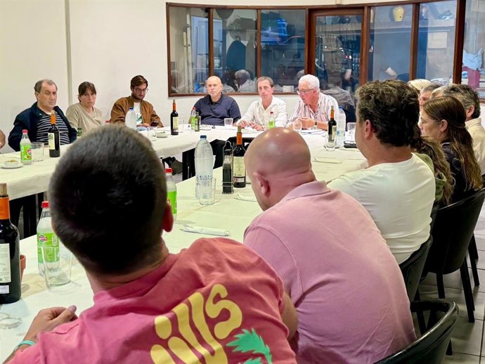 El presidente del PP de Mallorca, Llorenç Galmés, reunido con representantes del 'trot balear'.