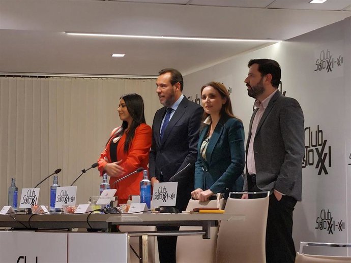 El ministro de Transportes y Movilidad Sostenible, Óscar Puente, durante el encuentro organizado por 'Club Siglo XXI' en Madrid (España) el día 27 de octubre de 2026.
