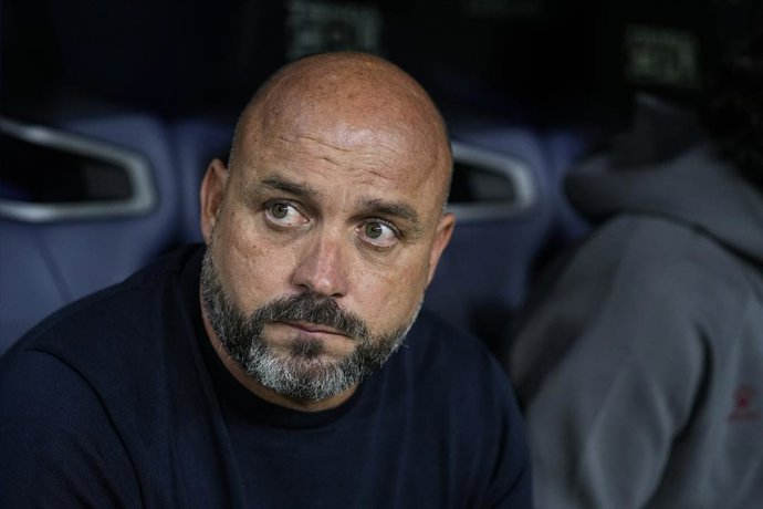 Manolo Gonzalez, técnico do RCD Espanyol, observa durante a partida de futebol da liga espanhola, LaLiga EA Sports, disputada entre o Málaga CF e o RCD Espanyol no estádio La Rosaleda, em 9 de outubro de 2026, em Málaga, Espanha.