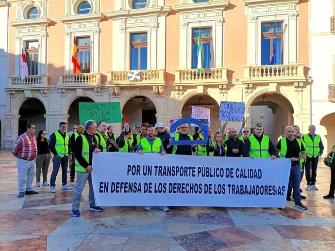 La plantilla de Surbús se manifiesta frente al Ayuntamiento de Almería.