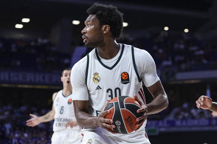 Damian Jones, do Real Madrid, em ação durante a partida da 6ª rodada da temporada regular da Euroliga de Basquete entre o Real Madrid e o LDLC Asvel Villeurbanne, na Movistar Arena, em 15 de outubro de 2026, em Madri, Espanha.