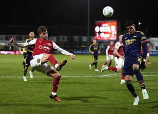 27 October 2026, United Kingdom, Fleetwood: Fleetwood Town's Adam Murphy (L) kicks the ball over Arsenal's Piero Hincapie during the English Carabao Cup fourth round soccer match between Fleetwood Town and Arsenal at Highbury Stadium. Photo: Nick Potts/PA