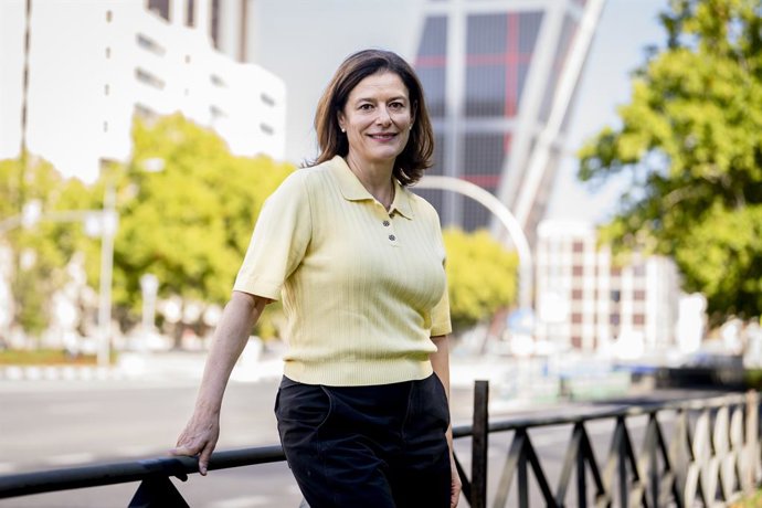 A presidente do Democracia 21, Miriam González, posa para as câmeras da Europa Press, em 16 de outubro de 2026, em Madri (Espanha). González, advogada espanhola especialista em Direito da União Europeia, é a presidente do Democracia 21, um novo partido