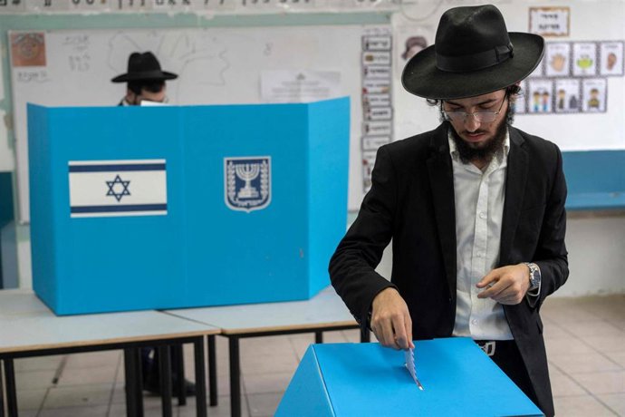 Un hombre judío ultraortodoxo deposita su voto en un colegio electoral en Bnei Brak durante las elecciones legislativas de Israel.