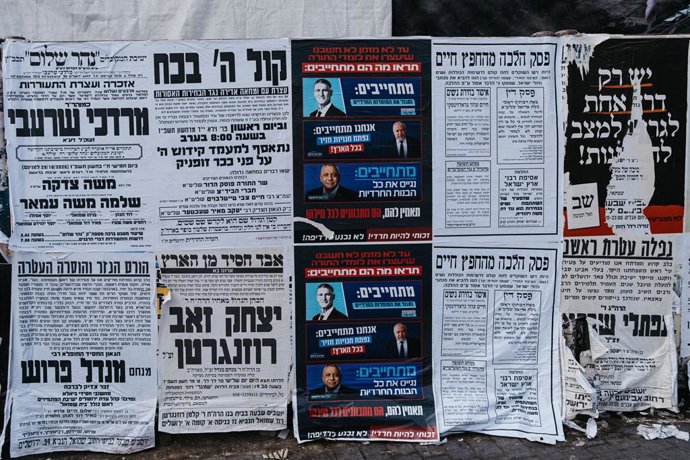 26 de outubro de 2026, Jerusalém, Israel: JERUSALÉM, ISRAEL – 26 DE OUTUBRO DE 2026: Cartazes eleitorais cobrem as ruas de Jerusalém na véspera das eleições parlamentares de Israel. As campanhas dos partidos políticos que concorrem aos cargos estão dando 