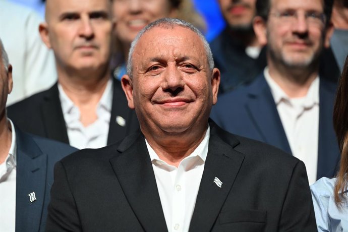25 de outubro de 2026, Tel Aviv, Israel: TEL AVIV, ISRAEL – 25 DE OUTUBRO DE 2026: Gadi Eisenkot, líder do partido Yashar e ex-chefe do Estado-Maior das Forças de Defesa de Israel (IDF), participa do comício final da campanha eleitoral do partido, sob o s
