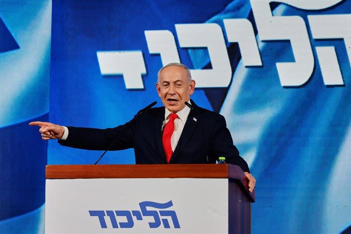 El primer ministro israelí y líder del partido Likud, Benjamin Netanyahu, se dirige a sus seguidores en la sede del partido en Jerusalén, tras conocerse los primeros resultados de los sondeos a pie de urna de las elecciones legislativas de Israel.