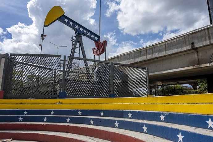 Archivo - Arquivo – 25 de janeiro de 2026, Caracas, Distrito Capital, Venezuela: Balanço de petróleo em homenagem à extração de petróleo na Venezuela, onde a exploração comercial de petróleo no país teve início em 1914, localizado em Caracas.