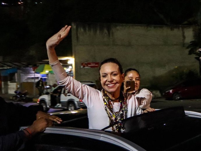 Archivo - La líder opositora venezolana María Corina Machado saluda a sus seguidores durante un acto de bienvenida en Caracas tras su regreso a Venezuela.
