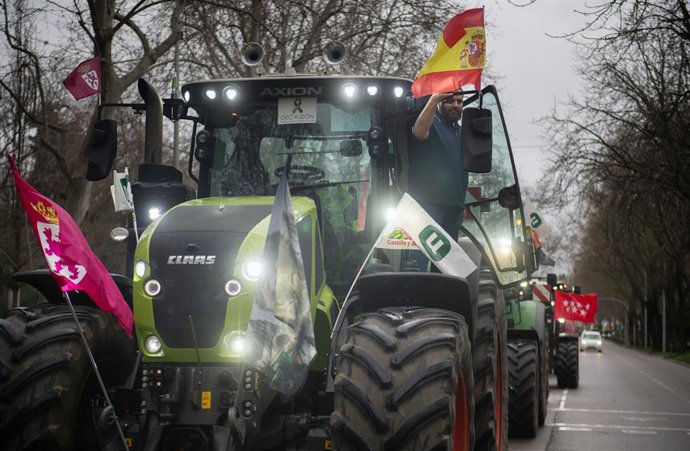Archivo - Manifestantes se concentran con tractores en el Paseo del Prado, a 11 de febrero de 2026, en Madrid (España).
