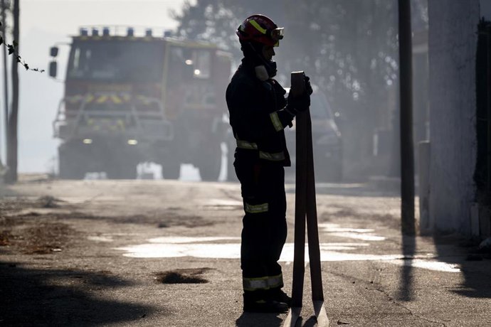 Archivo - Varios bomberos colaboran en las labores de extinción, a 19 de agosto de 2026, en Aldea del Fresno, Madrid (España).
