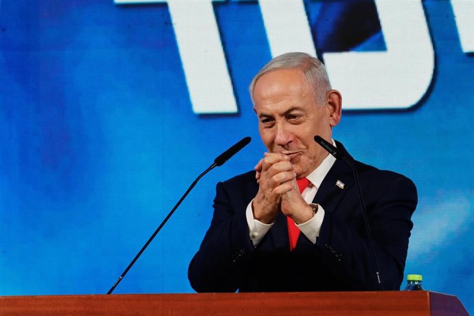 El primer ministro israelí y líder del partido Likud, Benjamin Netanyahu, se dirige a sus seguidores en la sede del partido en Jerusalén, tras conocerse los primeros resultados de los sondeos a pie de urna de las elecciones legislativas de Israel.