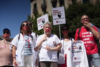 Archivo - Arxiu - Desenes de persones durant una concentració de facultatius, front la Sotsdirecció General de Promoció de la Salut, a 17 de juny de 2026, a Barcelona, Catalunya (Espanya)