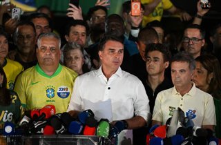 BRASILIA, Oct. 26, 2026  -- Flavio Bolsonaro (C), the right-wing Liberal Party candidate in Brazil's presidential runoff, attends a press conference after presidential runoff in Brasilia, Brazil, Oct. 25, 2026. Flavio Bolsonaro, the right-wing Liberal Par