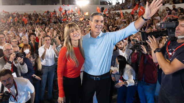 El presidente del Gobierno, Pedro Sánchez, y su esposa Begoña Gómez durante el Comité Federal del PSOE, en el Centro de Arte Tomás y Valiente, a 17 de octubre de 2026, en Fuenlabrada, Madrid (España).
