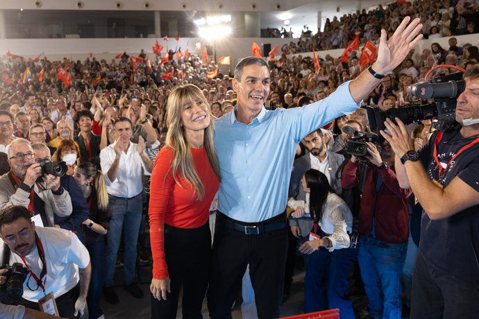 El presidente del Gobierno, Pedro Sánchez, y su esposa Begoña Gómez durante el Comité Federal del PSOE, en el Centro de Arte Tomás y Valiente, a 17 de octubre de 2026, en Fuenlabrada, Madrid (España).